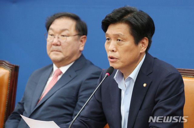 [서울=뉴시스] 김진아 기자 = 더불어민주당 조승래 코로나19국난극복상황실장이 2일 서울 여의도 국회에서 열린 코로나19국난극복상황실 제1차 전체회의에서 발언을 하고 있다. 2020.07.02.   bluesoda@newsis.com