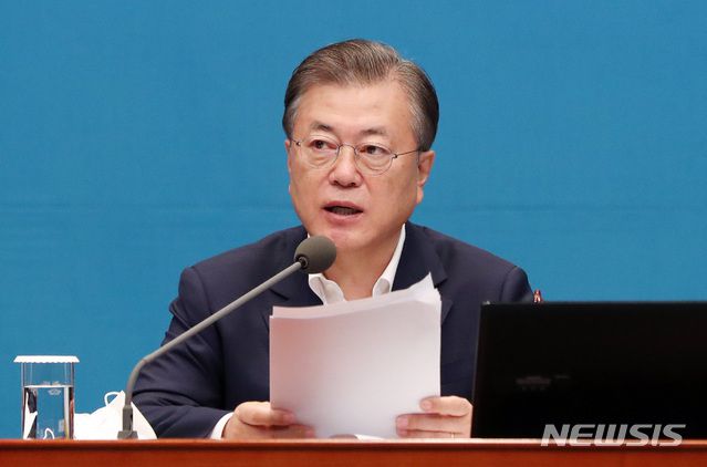 [서울=뉴시스]추상철 기자 =문재인 대통령이 25일 오전 청와대 여민관에서 화상으로 진행된 국무회의에 참석해 발언하고 있다. 이날 회의에는 정세균 총리를 비롯한 국무위원들은 정부서울청사에서 화상으로 참석했으며 청와대에는 문 대통령과 참모진 사이에는 투명 칸막이가 설치됐다.2020.08.25.    scchoo@newsis.com