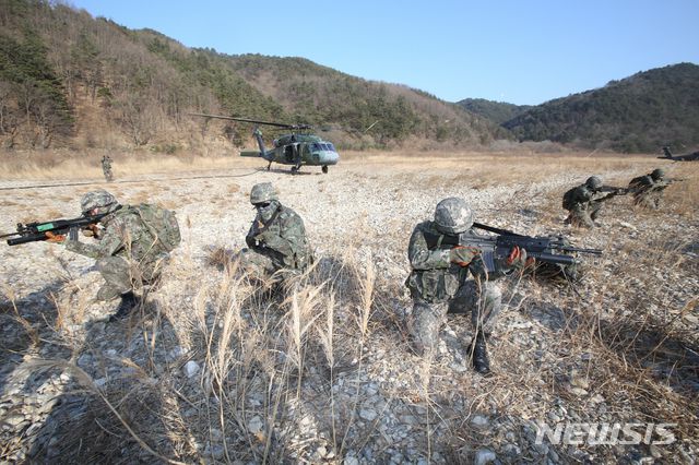 [양양=뉴시스 김경목 기자 = 훈련 중인 국군. 2020.01.02.   photo31＠newsis.com