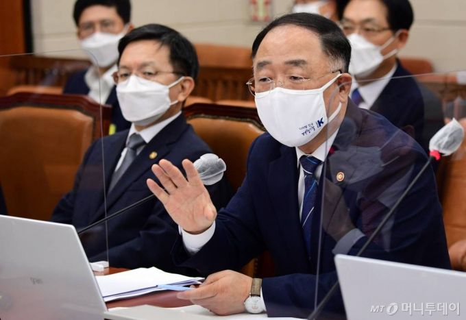 [서울=뉴시스] 홍효식 = 홍남기 경제부총리 겸 기획재정부 장관이 1일 오후 서울 여의도 국회에서 열린 기획재정위원회 전체회의에서 의원들의 질의에 답하고 있다. 2020.09.01.     photo@newsis.com