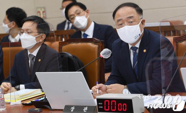 (서울=뉴스1) 성동훈 기자  = 홍남기 경제부총리 겸 기획재정부 장관이 1일 오후 서울 여의도 국회에서 열린 기획재정위원회 전체회의에서 의원들의 질문에 답하고 있다. 2020.9.1/뉴스1