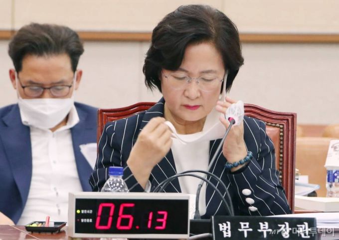 [서울=뉴시스] 최동준 기자 = 추미애 법무부 장관이 25일 오후 서울 여의도 국회에서 열린 법제사법위원회 전체회의에서 물을 마시기 위해 마스크를 벗고 있다. 2020.08.25  photo@newsis.com