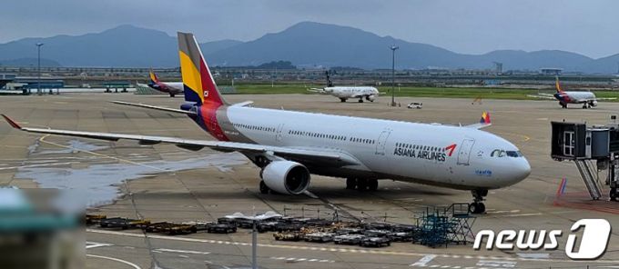 (인천공항=뉴스1) 정진욱 기자 = 사실상 ‘계약파기 수순’을 밟는 것 아니냐는 시각이 팽배했던 아시아나항공 인수합병(M&A)이 또 한번의 변곡점에 오를것으로 보인다. 산은은 현산이 인수 의지만 나타낸다면 모든 가능성을 열어두고 다시 협상할 수 있다고 밝혔다. 금융시장에선 산은이 아시아나항공 인수가격을 최대 1조원가량 깎아주는 내용의 공동투자를 제안했다는 얘기가 흘러 나온다. 사진은 인천공항 제1터미널에 계류돼 있는 아시아나항공 여객기의 모습. 2020.8.27/뉴스1