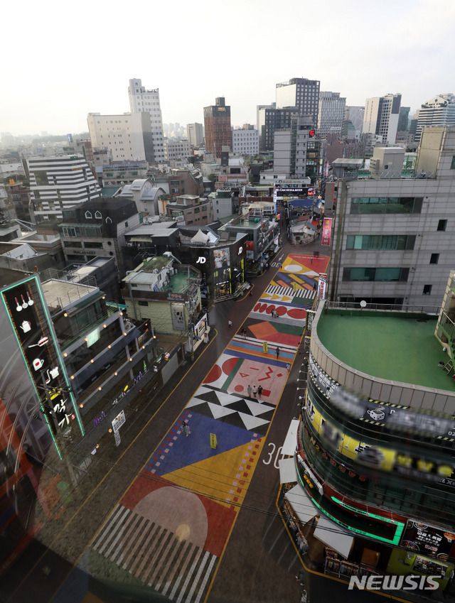 신종 코로나바이러스 감염증(코로나19) 확산으로 정부가 사회적 거리두기 2단계 조치를 일주일 연장, 음식점과 카페 등 밀집된 공간의 운영시간을 제한하는 방안을 발표한 지난달 28일 오후 서울 마포구 홍대거리가 한산한 모습을 보이고 있다. / 사진제공=뉴시스