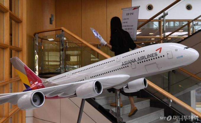 HDC현대산업개발과 채권단의 기싸움으로 매각 작업이 안갯속에 빠진 아시아나항공이 15일 임시 주주총회를 열고 자본 확충에 나섰다. 아시아나항공은 이날 서울 강서구 본사에서 임시 주총을 열고 발행 주식 총수와 전환사채(CB) 발행 한도를 늘리는 정관 개정안을 의결한다. 사진은 이날 임시 주주총회가 열린 아시아나항공 본사 모습. / 사진=이기범 기자 leekb@