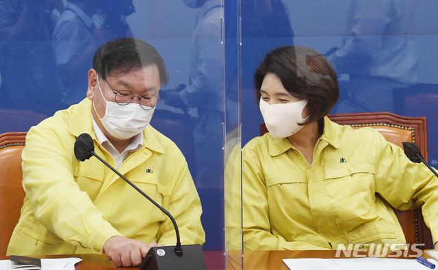 [서울=뉴시스] 홍효식 기자 = 김태년(왼쪽) 더불어민주당 원내대표와 한정애 정책위의장이 3일 오전 서울 여의도 국회에서 열린 더불어민주당 정책조정회의에 참석해 대화를 하고 있다.  2020.09.03.   photo@newsis.com