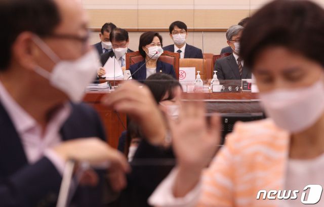 국회 법사위 백혜련 민주당 간사(오른쪽)와 김도읍 미래통합당 간사가 1일 오후 서울 여의도 국회에서 열린 법사위 전체회의에서 대화를 나누고 있다. 가운데는 회의에 출석한 추미애 법무부 장관. /사진=뉴스1.