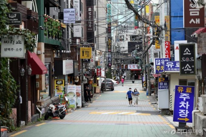 [서울=뉴시스] 이윤청 기자 = 주요 대학들이 비대면 2학기 개강을 한 1일 서울 서대문구 신촌 대학가 일대가 한산한 모습을 보이고 있다. 2020.09.01.   radiohead@newsis.com