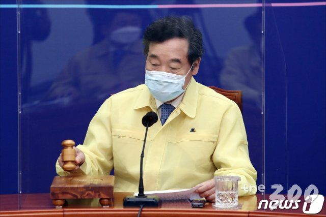 (서울=뉴스1) 박세연 기자   = 이낙연 더불어민주당 대표가 2일 오전 서울 여의도 국회에서 열린 최고위원회의에서 의사봉을 두드리고 있다. 2020.9.2/뉴스1