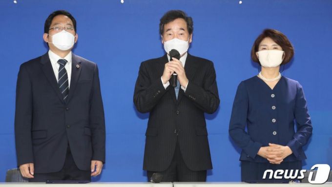 이낙연 더불어민주당 대표(가운데)가 이달 4일 오전 서울 여의도 민주당사에서 '정책협약 이행 합의서' 서명식에서 발언하고 있다. 한정애 더불어민주당 정책위의장(오른쪽), 최대집 대한의사협회 회장(왼쪽). / 사진제공=뉴스1