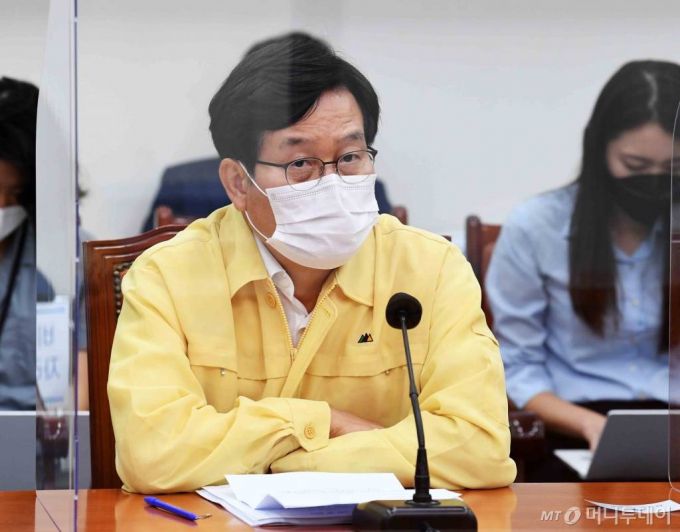 신동근 더불어민주당 최고위원이 지난달 31일 오후 서울 여의도 국회에서 열린 더불어민주당 최고위원회의에 참석하고 있다. / 사진제공=뉴시스