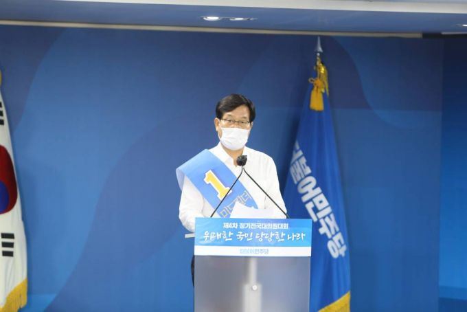 더불어민주당의 차기 지도부를 선출할 '제4차 전국대의원대회'가 지난달 29일 오후 서울 영등포구 여의도 더불어민주당 당사에서 열린 가운데 신동근 최고위원 후보가 정견 발표를 하고 있다. / 사진제공=뉴시스