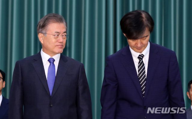 【서울=뉴시스】전신 기자 = 문재인 대통령과 조국 전 법무부 장관. 2019.09.09.   photo1006@newsis.com