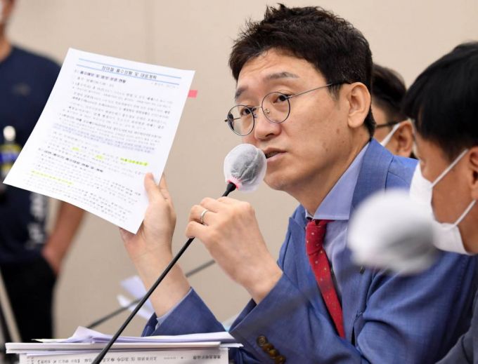 김웅 국민의힘 의원이 지난달 20일 오전 서울 여의도 국회에서 열린 환경노동위원회 전체회의에서 조명래 환경부 장관에게 장마철 홍수상황 및 대응계획 관련 질의를 하고 있다. / 사진제공=뉴시스