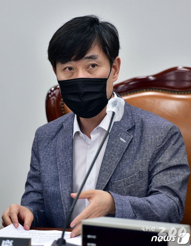 (서울=뉴스1) 신웅수 기자 = 하태경 정보위원회 소위원회 위원장이 지난달 26일 오전 서울 여의도 국회에서 열린 정보위원회 소위원회를 주재하고 있다. 2020.8.26/뉴스1