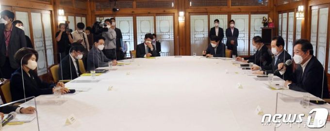 (서울=뉴스1) 이광호 기자 = 이낙연 더불어민주당 대표가 6일 서울 삼청동 총리공관에서 열린 고위 당정협의회에서 발언하고 있다. 이날 협의회에서는 코로나19에 따른 2차 재난지원금 지급 등 긴급 민생경제 종합대책에 대해 논의했다.2020.9.6/뉴스1