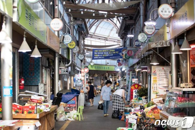 (서울=뉴스1) 유승관 기자 = 방역당국이 수도권 지역에 실시 중인 '강화된 사회적 거리두기' 2단계 조치, 사실상의 2.5단계 조치를 1주간 연장하기로 결정한 4일 서울시내 한 전통시장을 찾은 시민들이 장을 보고 있다.   당초 정부는 수도권 강화된 사회적 거리두기 2단계 조치는 오는 6일 자정까지 진행할 예정이었으나 여전히 수도권 확진자가 100명이상 발생하며 7일 0시부터 13일 밤 12시까지 1주일 연기를 결정했다. 2020.9.4/뉴스1