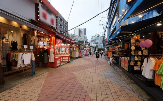 신종 코로나바이러스 감염증(코로나19) 확산으로 정부가 사회적 거리두기 2단계 조치를 일주일 연장, 음식점과 카페 등 밀집된 공간의 운영시간을 제한하는 방안을 발표한 지난달 28일 오후 서울 마포구 홍대거리가 한산한 모습을 보이고 있다. / 사진제공=뉴시스