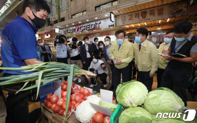 이낙연 더불어민주당 대표가 이달 2일 오후 서울 마포구 망원시장을 찾아 상인들을 만나고 있다. 이 대표는 이날 코로나19 재확산으로 지역경제 침체가 심화할 것으로 우려됨에 따라 시장을 방문해 현장의 의견을 청취했다. / 사진제공=뉴스1