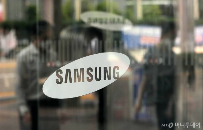 삼성전자가 2020년 2분기 잠정 영업이익을 8조 1000억원으로 공시한 7일 오전 서울 강남구 삼성전자 서초사옥에 직원들이 지나고 있다. / 사진=김휘선 기자 hwijpg@