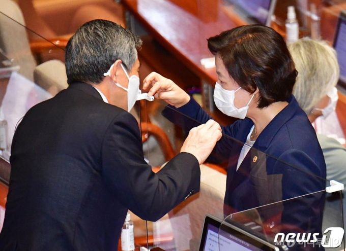 (서울=뉴스1) 박세연 기자 = 추미애 법무부 장관과 정경두 국방부 장관이 1일 오후 서울 여의도 국회에서 열린 제382회 국회(정기회) 개회식 및 1차 본회의에서 대화하고 있다. 2020.9.1/뉴스1