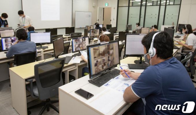 삼성그룹이 코로나19 사태 여파로 올해 상반기 채용 GSAT를 사상 처음으로 온라인 시험으로 진행했다. 사진은 지난 5월31일 경기도 화성시 삼성전자 사업장에서 감독관들이 실시간으로 원격 감독하는 모습. /사진제공=삼성전자