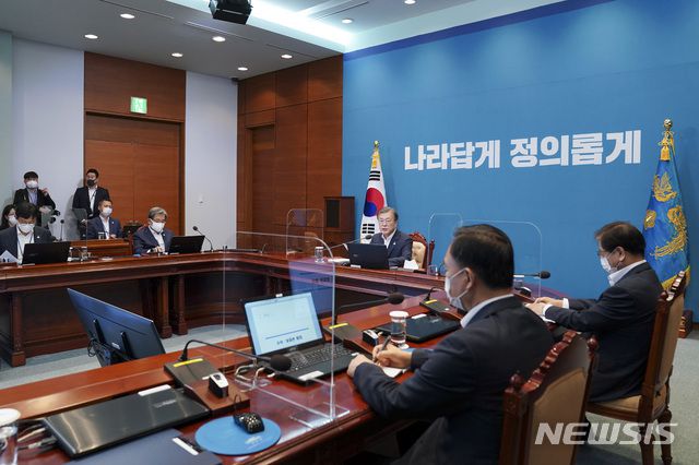 [서울=뉴시스]추상철 기자 = 문재인 대통령이 7일 오후 청와대 여민관에서 열린 수석·보좌관 회의에 참석해 발언하고 있다. 2020.09.07.   scchoo@newsis.com