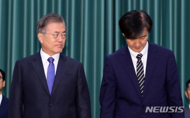 【서울=뉴시스】전신 기자 = 문재인 대통령과 조국 전 법무부 장관. 2019.09.09.   photo1006@newsis.com