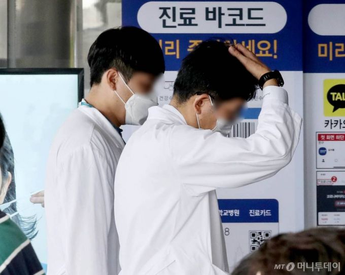 [서울=뉴시스]김병문 기자 = 대한전공의협의회(대전협) 비상대책위원회가 집단행동을 중단하고 진료복귀를 시작하는 8일 오전 서울 종로구 서울대병원에서 의료진들이 이동하고 있다. 2020.09.08.   dadazon@newsis.com