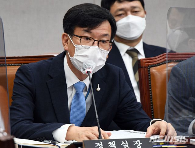 [서울=뉴시스]홍효식 기자 = 김상조 청와대 정책실장이 2일 국회에서 열린 운영위원회 전체회의에서 의원들 질의에 답하고 있다. 2020.09.02.   photo@newsis.com