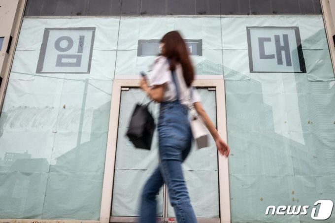 (서울=뉴스1) 유승관 기자 = 신종 코로나바이러스 감염증(코로나19)이 재확산되고 있는 30일 서울시내 한 건물에 임대문의가 붙어 있다.   코로나19 확산을 막기 위해 수도권 사회적 거리두기 2.5단계에 돌입함에 따라 수도권 소재 일반음식점, 휴게음식점, 제과점 등은 21시부터 다음날 05시까지 포장·배달 주문만 가능한 제한 영업을 실시하고 프랜차이즈형 커피전문점은 영업시간과 관계없이 포장·배달 주문만 가능하다. 2020.8.30/뉴스1