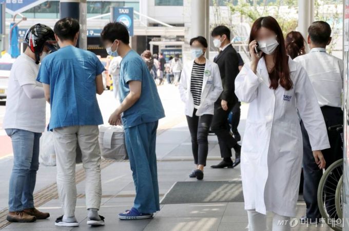 [서울=뉴시스]김병문 기자 = 대한전공의협의회(대전협) 비상대책위원회가 집단행동을 중단하고 진료복귀를 시작하는 8일 서울 종로구 서울대병원에서 의료진들이 점심시간 이동하고 있다. 2020.09.08.   dadazon@newsis.com