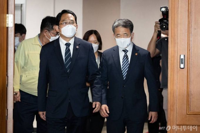 [서울=뉴시스] 김명원 기자 = 박능후(오른쪽) 보건복지부 장관과 최대집 대한의사협회장이 4일 오후 서울 종로구 정부서울청사에서 열린 의·정 협의체 구성 합의서 체결식에 참석하고 있다. 2020.09.04.   photo@newsis.com