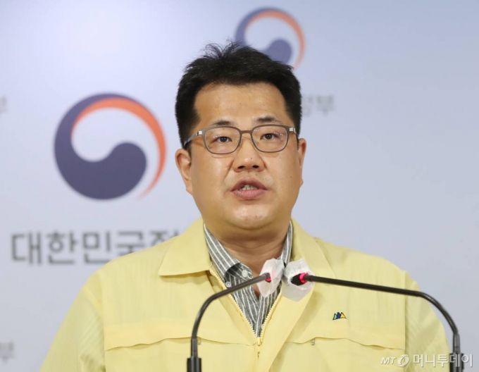 [서울=뉴시스]조수정 기자 = 손영래 중앙사고수습본부 전략기획반장이 6일 오후 서울 종로구 정부서울청사에서 코로나19 대응 온라인 정례브리핑을 하고 있다. 2020.09.06.    chocrystal@newsis.com