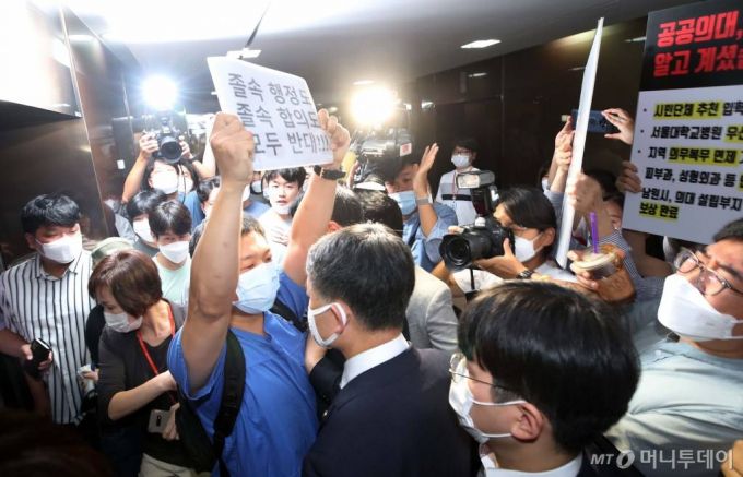 [서울=뉴시스]전진환 기자 = 정부 합의에 반대하는 전공의들의 물리력 행사로 인해 최대집 대한의사협회장과 합의서에 서약하지 못한 박능후 보건복지부 장관이 4일 합의 장소인 서울 중구 한국건강증진개발원을 떠나고 있다. 2020.09.04.   photo@newsis.com