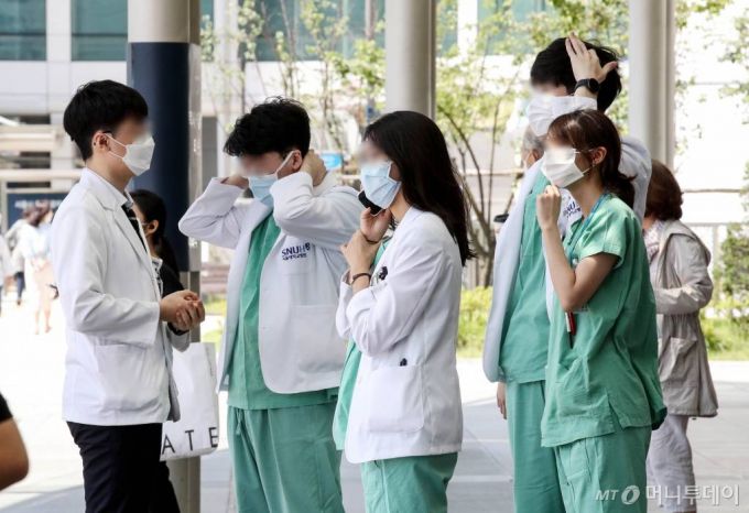 [서울=뉴시스]김병문 기자 = 대한전공의협의회(대전협) 비상대책위원회가 집단행동을 중단하고 진료복귀를 시작하는 8일 서울 종로구 서울대병원에서 전공의들이 점심 배달음식을 기다리고 있다. 2020.09.08.   dadazon@newsis.com