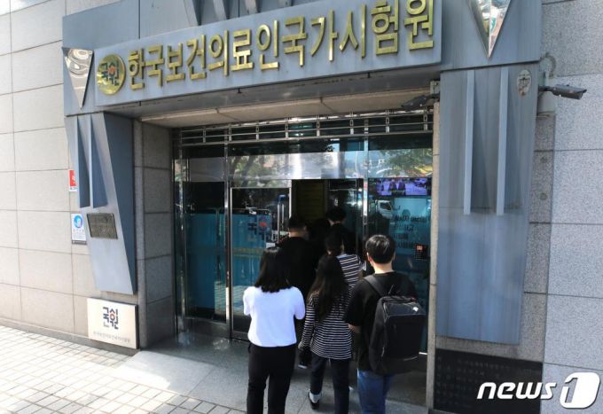 (서울=뉴스1) 구윤성 기자 = 제85회 의사국가시험 실기시험일인 8일 오전 서울 광진구 한국보건의료인국가시험원 본관에서 응시생이 관계자들과 함께 시험장으로 향하고 있다. 이날 실기시험 응시율은 14%에 그치면서 기존 1일 3회 실시하던 시험이 1회로 변경됐다. 2020.9.8/뉴스1