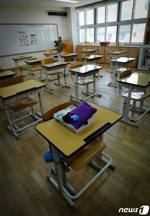 신종 코로나바이러스 감염증(코로나1) 사태 장기화로 고등학교 3학년을 제외한 수도권 유치원 및 초·중·고교 전면 원격수업이 시행된 8월 26일 서울 용산초등학교의 교실이 비어 있다. /사진=뉴스1