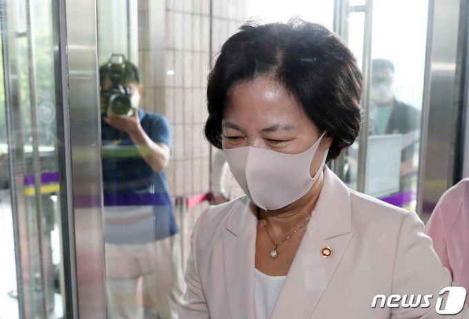 (과천=뉴스1) 안은나 기자 = 추미애 법무부 장관이 10일 오전 정부과천청사로 출근하고 있다. 2020.9.10/뉴스1