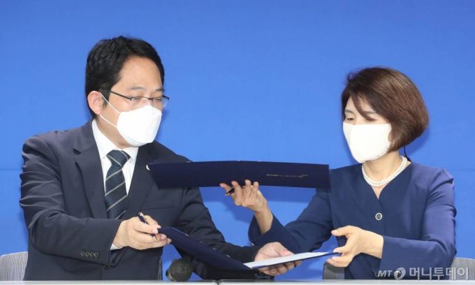 [서울=뉴시스] 박미소 기자 = 한정애(오른쪽) 더불어민주당 정책위의장과 최대집 대한의사협회장이 4일 오전 서울 여의도 민주당사에서 정책협약 이행 합의서에 서명을 한뒤 합의서를 교환하고 있다. 2020.09.04.    photo@newsis.com