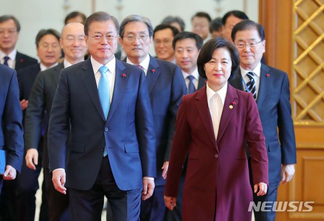 [서울=뉴시스]배훈식 기자 = 문재인 대통령과 추미애 법무부 장관. 2020.01.02.   dahora83@newsis.com