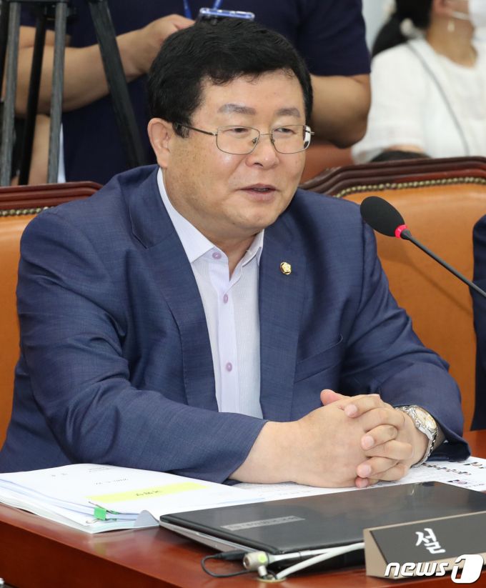 설훈 더불어민주당 의원이 22일 서울 여의도 국회에서 열린 국방위원회 전체회의에 참석해 인사말을 하고 있다. 2020.6.22/사진제공=뉴스1
