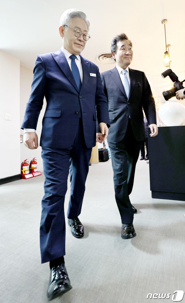 이재명 경기도지사(왼쪽)와 이낙연 더불어민주당 대표./사진=뉴스1