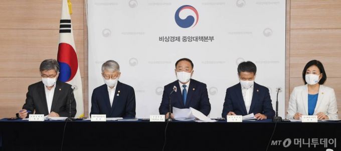 [서울=뉴시스]김명원 기자 = 홍남기 경제부총리 겸 기획재정부 장관이 10일 서울청사에서 열린 제8차 비상경제회의 합동브리핑에서 긴급 민생.경제 종합대책을 발표하고 있다. 왼쪽부터 이재갑 고용노동부 장관, 최기영 과학기술정보통신부 장관, 홍 경제부총리, 박능후 보건복지부 장관, 박영선 중소벤처기업부 장관. 2020.09.10.   photo@newsis.com