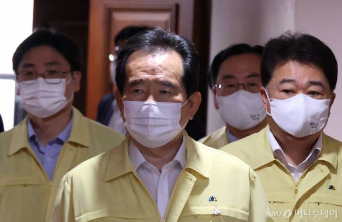 [서울=뉴시스]김명원 기자 = 정세균 국무총리가 11일 오전 서울 종로구 정부서울청사에서 열린 코로나19 대응 중앙재난안전대책본부 회의에 참석하고 있다. 2020.09.11.   kmx1105@newsis.com