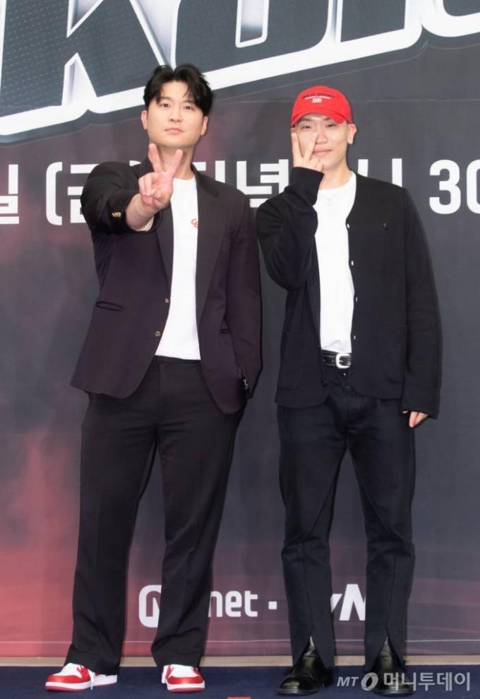 다이나믹 듀오가 28일 오후 온라인 생중계로 진행된 엠넷 새 프로그램 '보이스 코리아 2020' 제작발표회에서 포즈를 취하고 있다. /사진제공=Mnet