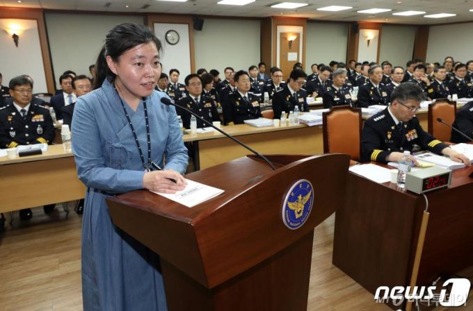(서울=뉴스1) 오대일 기자 = 4일 오후 서울 서대문구 경찰청에서 열린 국회 행정안전위원회의 경찰청 국정감사에서 임은정 울산지검 부장검사가 참고인 자격으로 출석해 검찰개혁과 검경 수사권 조정에 관한 소신을 밝히고 있다. 2019.10.4/뉴스1