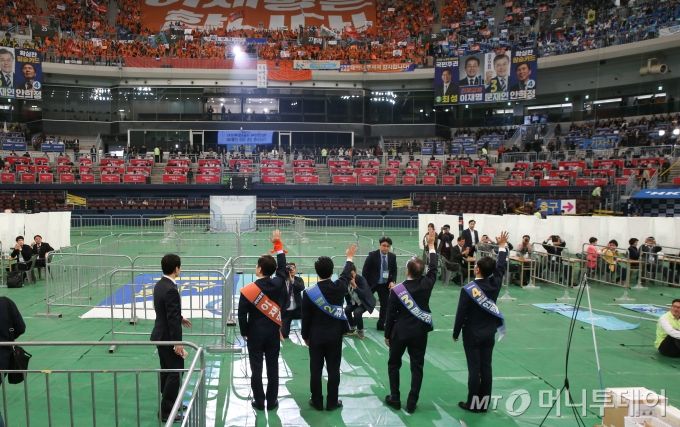 더불어민주당 19대 대선후보 경선에서 후보들이 당원들을 향해 손을 흔들고 있다. 2017.4.3/사진제공=뉴스1