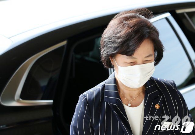 (과천=뉴스1) 이성철 기자 = 추미애 법무부 장관이 11일 오전 경기도 정부과천청사 법무부로 출근하고 있다. 2020.9.11/뉴스1