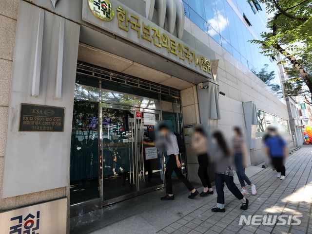 [서울=뉴시스] 고범준 기자 = 제85회 의사국가시험 실기시험일이며 응시율이 14%에 그친 8일 오전 서울 광진구 한국보건의료인국가시험원 본관에서 응시생들이 관계자들과 함께 시험장으로 들어가고 있다. 2020.09.08.   bjko@newsis.com